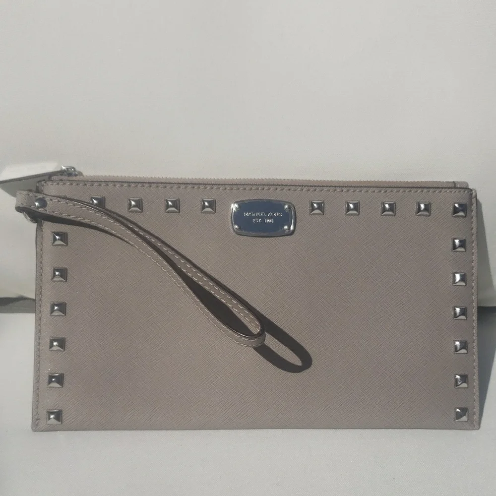 💜Michael Kors Gray Studded Wristlet